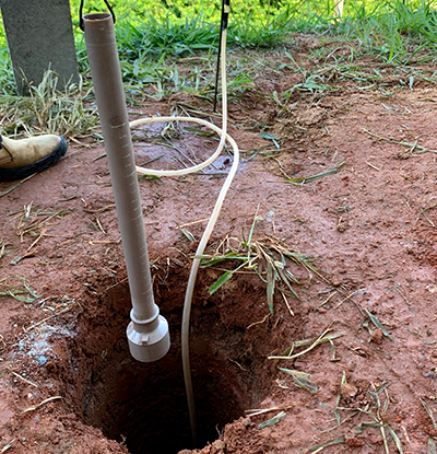 Ensaio para determinação da capacidade de percolação do solo (k) feito pela empresa Mantovani Geotecnia